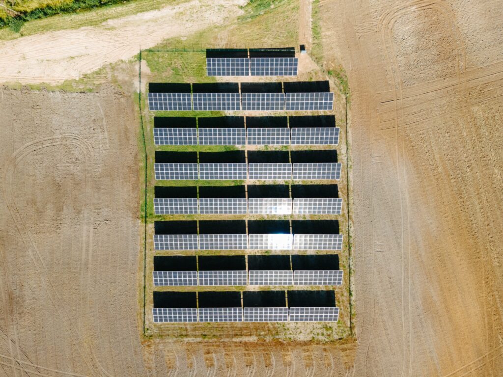Saules parka "Benūžu enerģija" foto no augšas tieši virs saules paneļiem